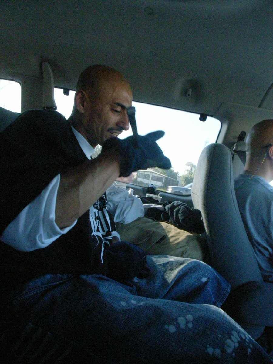 イーストLA、コンプトンを案内してもらいました。若いギャングたちに