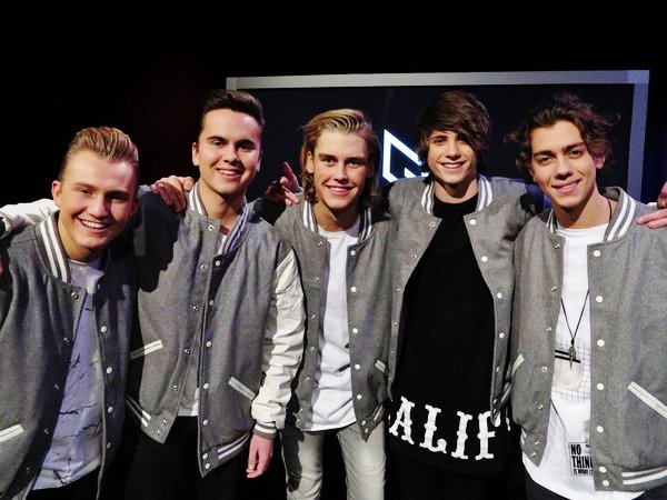 Suite_16's tweet photo. Hello guys! :) https://t.co/dmf7RM9JQa