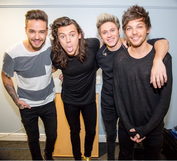 chel_manahan's tweet photo. hashtags! ALL FOR THE BOYS!  #Vote1DirectionUK #KCA #VoteDirectionersUK #KCA #VoteDragMeDownUK #KCA https://t.co/oEGpu6PSGm
