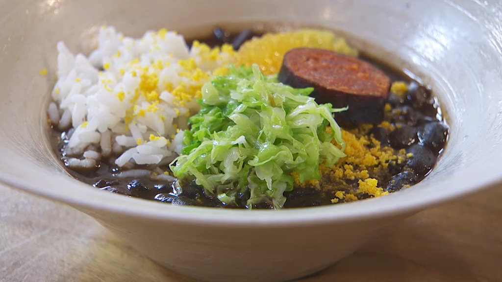 CocinaRTVE's tweet photo. ¡Vivan las #suegras🙋!
La de Sergio,Regina nos enseña a cocinar🍴 una impresionante #feijoada
#Brasil #FelizMiercoles https://t.co/JPh1Z6BMET