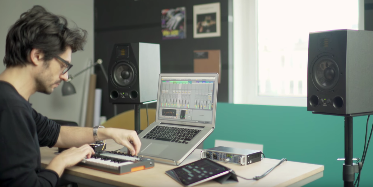 Ableton's tweet photo. Watch how #AbletonLink lets you bring sources of inspiration together in the studio https://t.co/unnqGPjxf2 https://t.co/DrbIGcUN0e