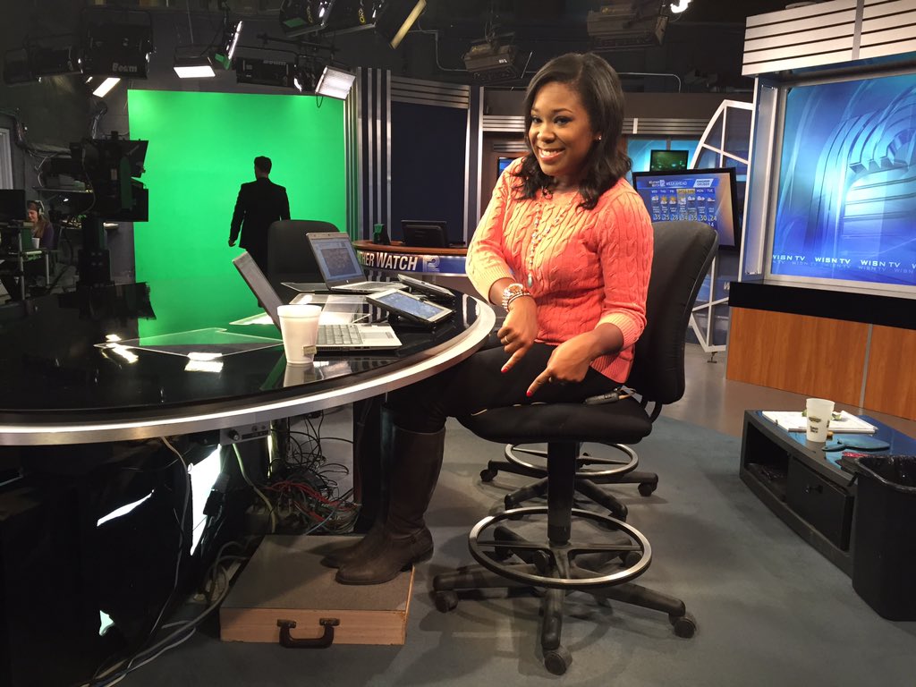 TheMelindaD's tweet image. Game changer! Floor director @Devontucek hooked me up with a box under the anchor desk! #VerticallyChallenged