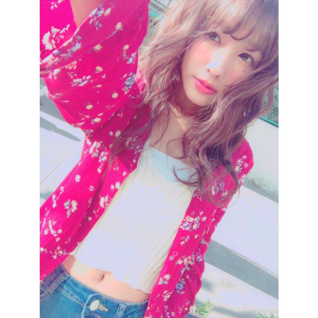 Maeda_Nozomi's tweet photo. このフラワーシャツワンピ
どこのですか？という
質問が多かったのですが、
WEGOさんのです。 https://t.co/RrebtJ1aIT