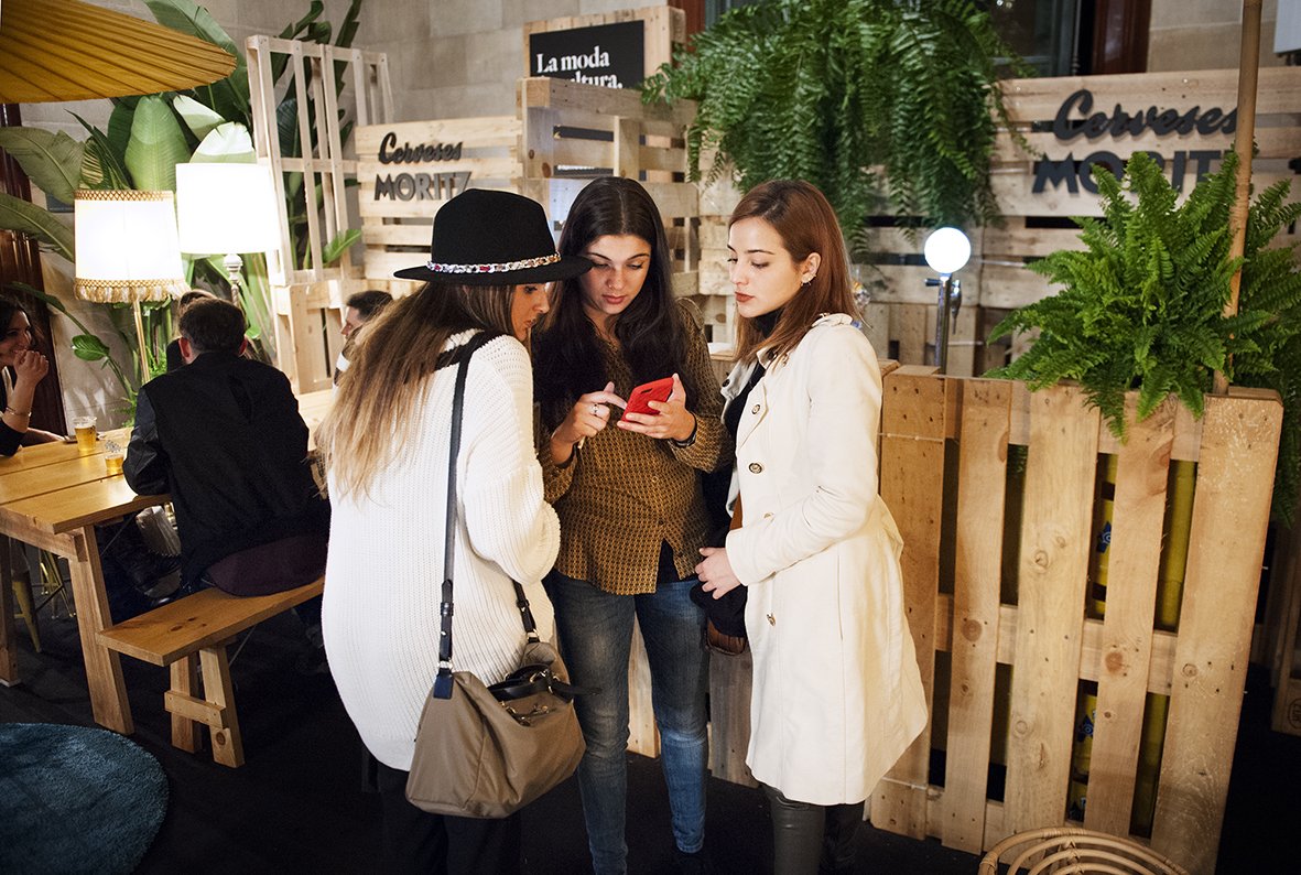 MoritzBarcelona's tweet photo. Gaudeix d'una Moritz ben freda amb amics entre desfilada i desfilada :)
#Moritz080 #080bcnfashion https://t.co/KjUSAvfcZy