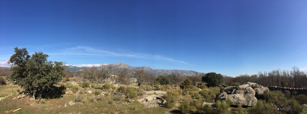 DSantosMunoz's tweet photo. Panorámica de todo el cordal de la Sierra de los Porrones en el año #SinInvierno #meteoconciencia https://t.co/A7HFRr8NjE