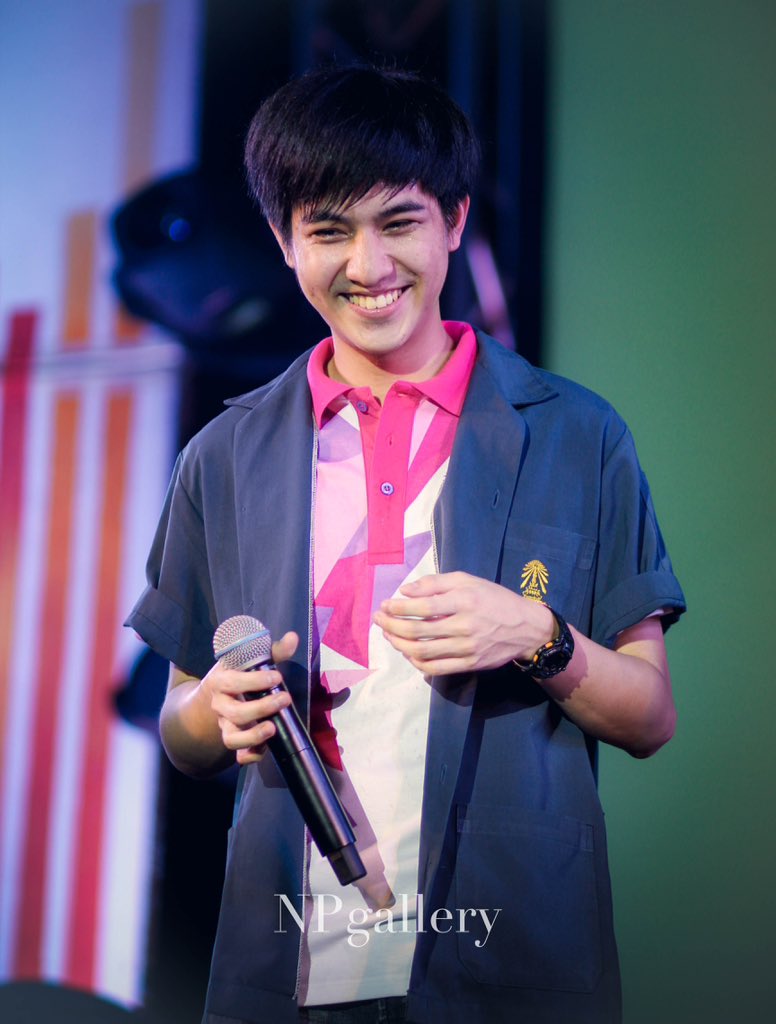 MaysaMei's tweet photo. เจอกันปีสุดท้ายแล้วนะพี่แทน ยังน่ารักเหมือนเดิม ตำนานก็คือตำนาน😂 #yrcd #yrmf #มหกรรมจุฬาน่ารัก #วิศวะหล่อบอกต่อด้วย https://t.co/0YSCJ3p29D