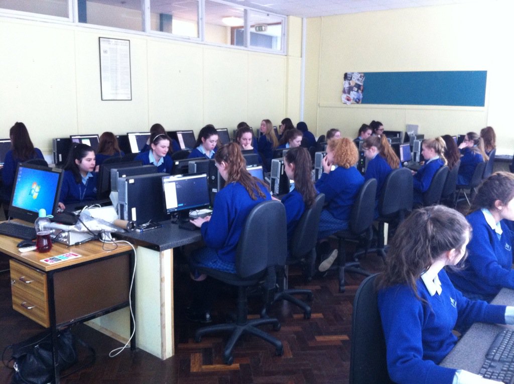 olgrove_science's tweet photo. Busy learning python #girlswhocode #GirlsinSTEM #stemettes @olgrove #PACT @MaynoothUni https://t.co/M6FBs7yHeu