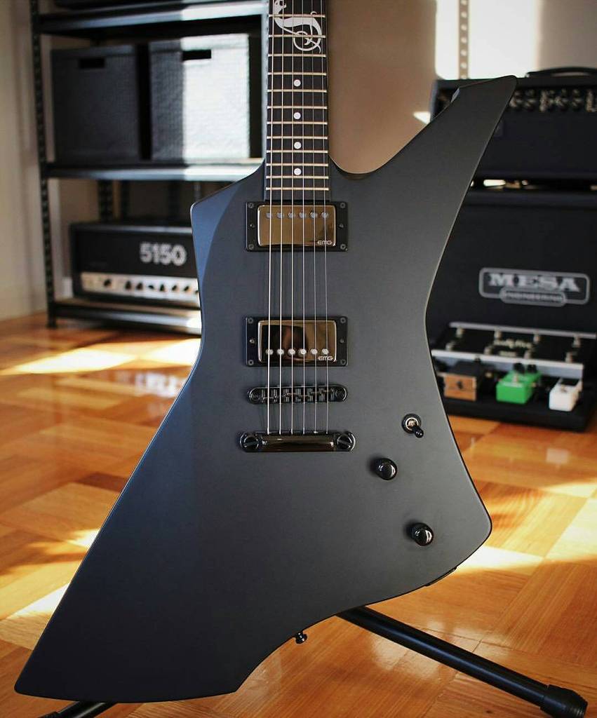 WelcomeHomeVzla's tweet photo. Beauty 🎸 🤘 Snakebyte Black satin
#JamesHetfield #Metallica #Snakebyte #EspGuitars #EmgPickups #HetSet by metallica… https://t.co/c97McvofTR