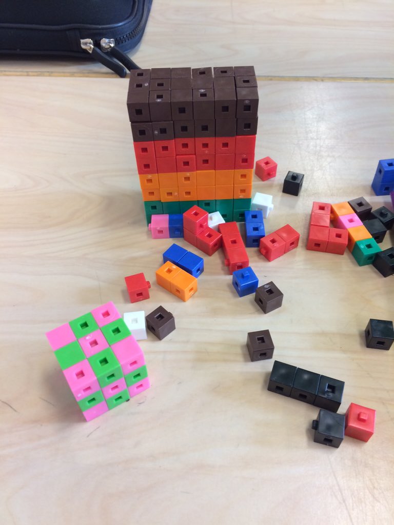 CillaUSvensson's tweet photo. Matematik, volym kubikcentimeter- bygger, prövar, omprövar #sld https://t.co/Pc3MhqgIQd