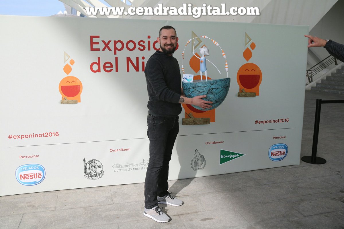 CendraDigital's tweet photo. Carlos Orts con su ninot para Carrera Malilla-Ingeniero Joaquín Benlloch, diseño de Marina Puche #ExpoNinot16 https://t.co/nhLzEcDGb7