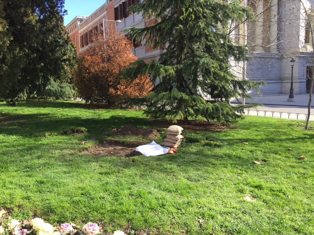 pmanglano's tweet image. Donde ayer se erigía el monolito al Alférez Provisional, ahora queda esto.   Carmena lo quitó sin permiso alguno.