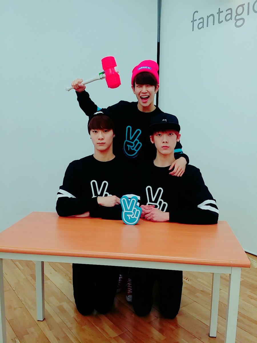 offclASTRO's tweet photo. 오늘 엠제이의 해피타아아임!! 재미있으셨나용? 저희는 재미있었는데...😶🙆 우리 또 볼 수 있는 거...죠...?ㅋㅋㅋㅋ다음 방송도 기대해주세요 #V앱 #해피MJ #앵커빈산하 #해피타임 https://t.co/2VP5NhlDiN