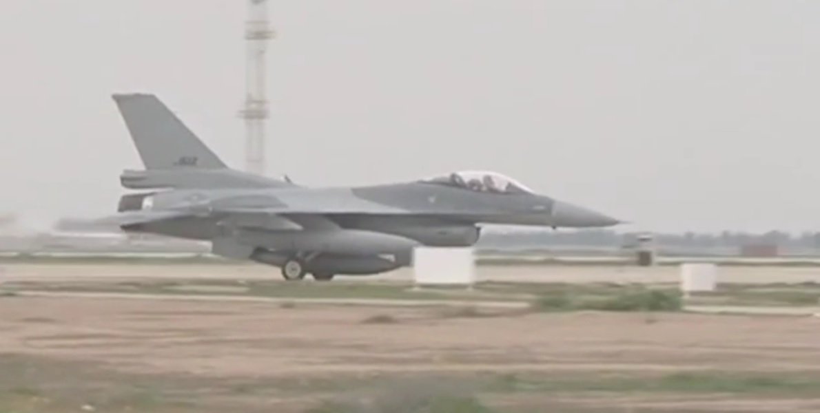 امريكا ستسلم العراق طائرتين من طراز F16 جديدتين نهاية يناير الجاري  CaSaItRWIAAmCDt