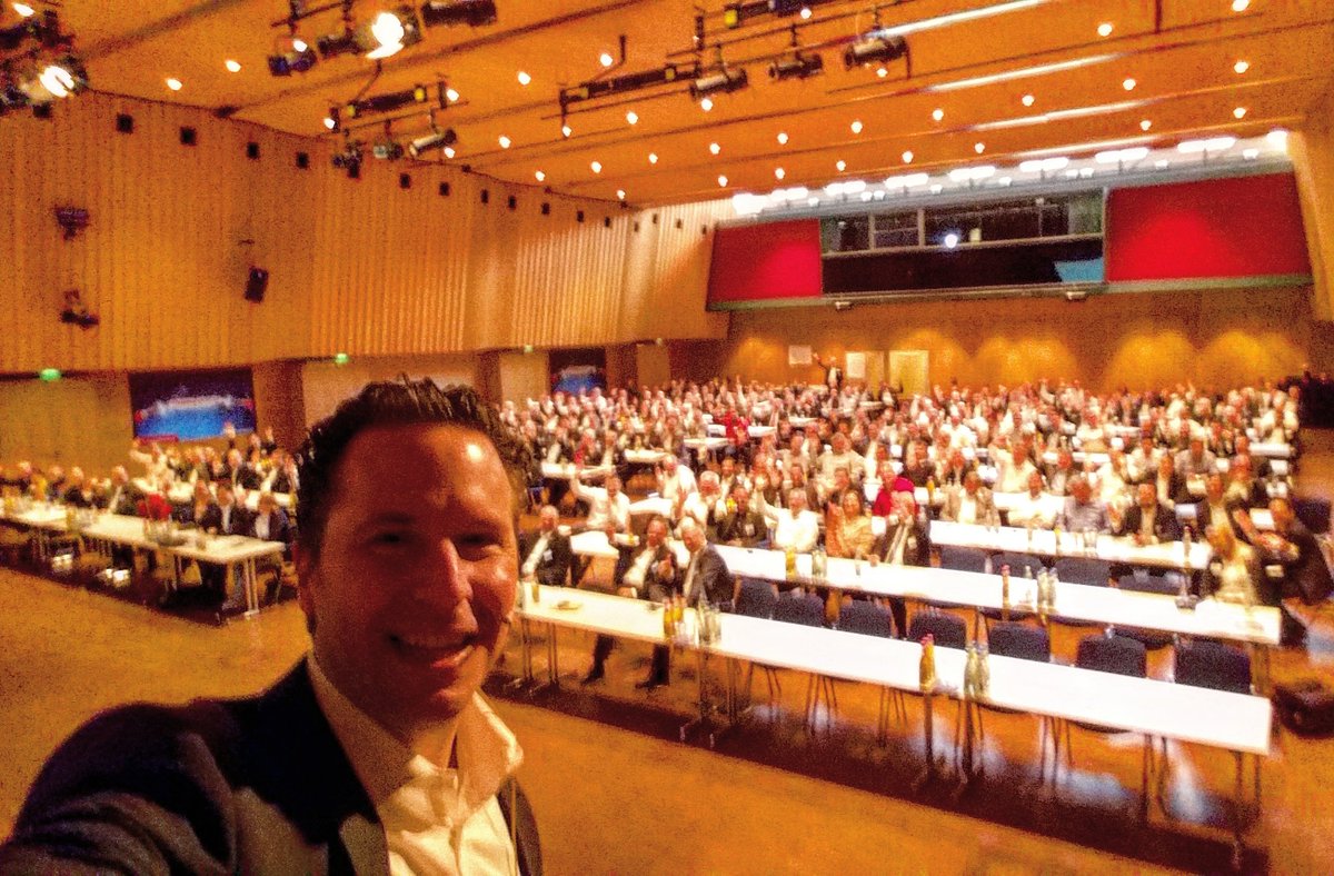 KlemensSkibicki's tweet photo. #speakerselfie war pflicht nach top-publikum zur digitalen transformation im elwktrogrosshandel #profski #convidera https://t.co/at6DLUXqVQ