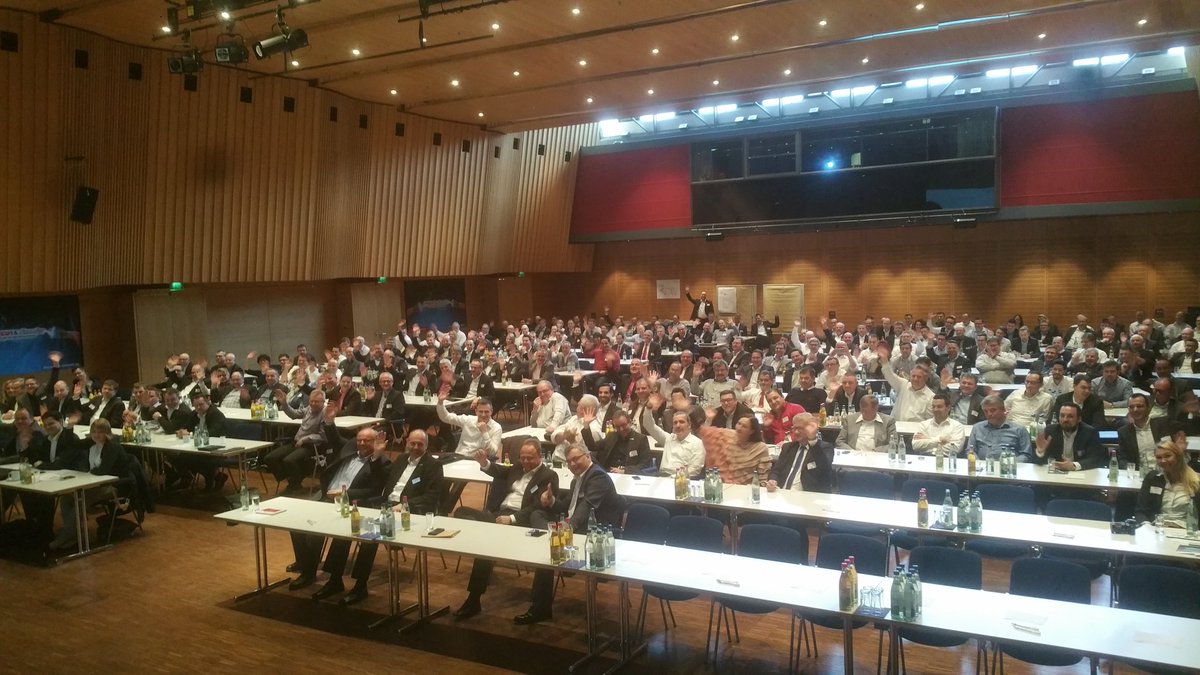 KlemensSkibicki's tweet photo. #speakerselfie war pflicht nach top-publikum zur digitalen transformation im elwktrogrosshandel #profski #convidera https://t.co/at6DLUXqVQ
