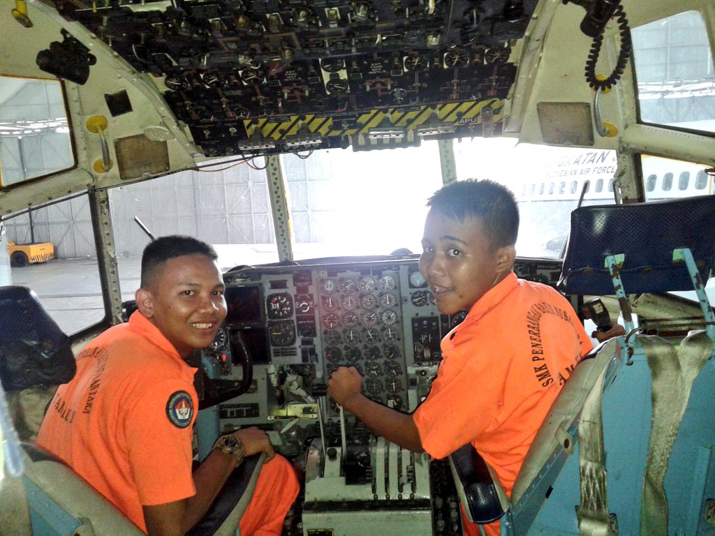 RakhaRezza's tweet photo. This is captain speaking we are ready for take off please take your sitbell and enjoy your flight. https://t.co/w3Oa6YgiT3