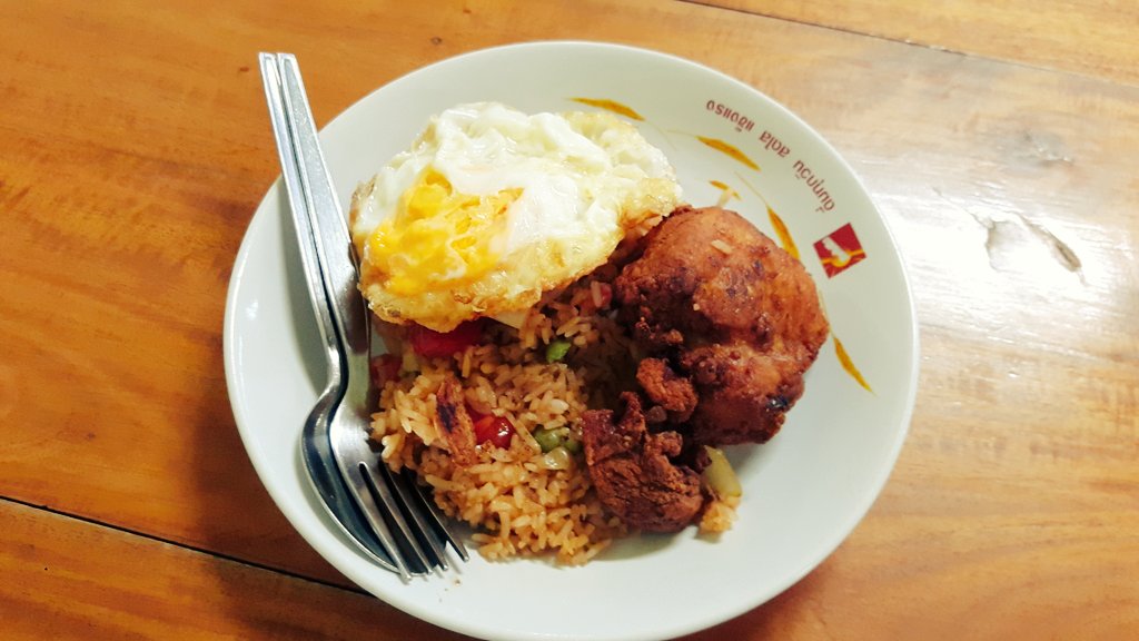 rodsisen's tweet photo. Dinner from my https://t.co/kVN9NXAV4I name is fried rice.Thai people call "Khaw Phat American" It os yummy#STSIEP10 https://t.co/8pHdxvCjH8