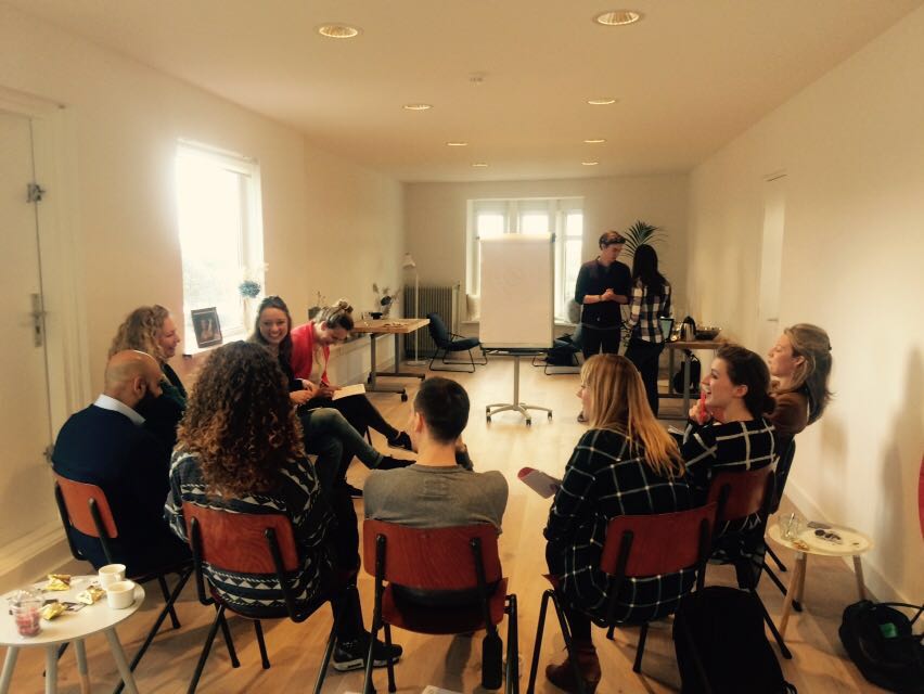 Trainers in opleiding van de <a href="/UvA_Amsterdam/">UvA Amsterdam</a> oefenen hun #pitch tijdens onze training Commerciële vaardigheden