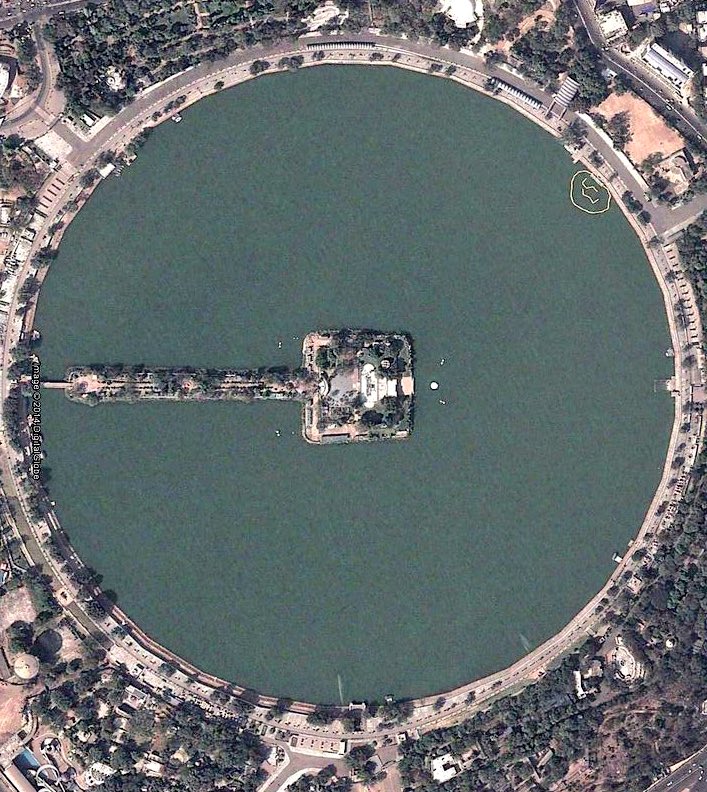 Fact Crescendo - 🚨Viral Image shows a top view of the Kankaria Lake of  Ahmedabad with the claim that this lake was the inspiration behind the logo  of the SBI The Co-Designer