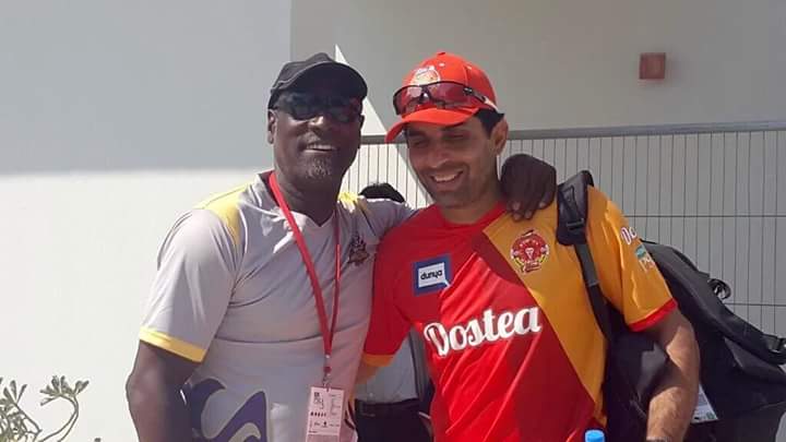 mrsportsjourno's tweet photo. Two Fastest Test centuries in one frame. #56balls @vivrichards56 @captainmisbahpk #AbKhelKeDikha #Pakistan https://t.co/7RuOmvQpCf