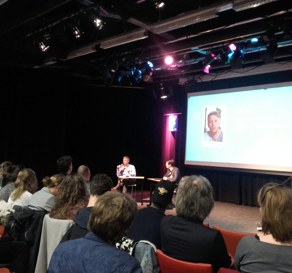 VRIHO2016's tweet photo. Q&A met @wp_brinkman . Veel vragen over meer onderzoek naar #VR in onderwijs. #VRIHO2016 https://t.co/mnLDCMcLXp