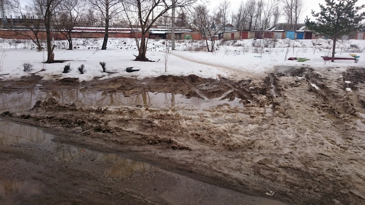 danilov071's tweet photo. @amoaleksin71 @GruzdevVIadimir @gilincp71 ул.октябрьская д.2-а первый подъезд,вы бы ставили свои машины здесь? https://t.co/rxes6ARVQa