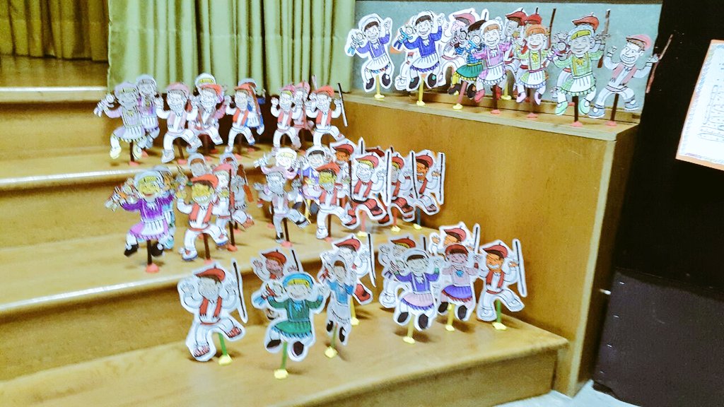 Sanvicenteirun's tweet photo. Euskal Inauterien erakusketa lehen hezkuntzan / Exposición de los carnavales vascos en primaria #svpinauteriak https://t.co/AB4JEkkSLT
