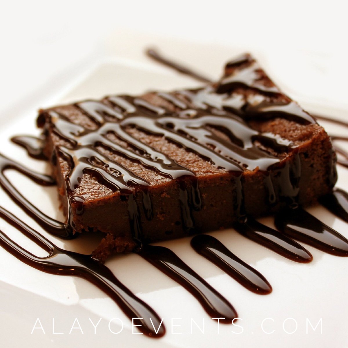 alayoevents's tweet photo. Who doesn’t love #chocolate. Making a #simple #dessert look #fancy . #wedding #Alayoevents https://t.co/F7iMXPU4kb