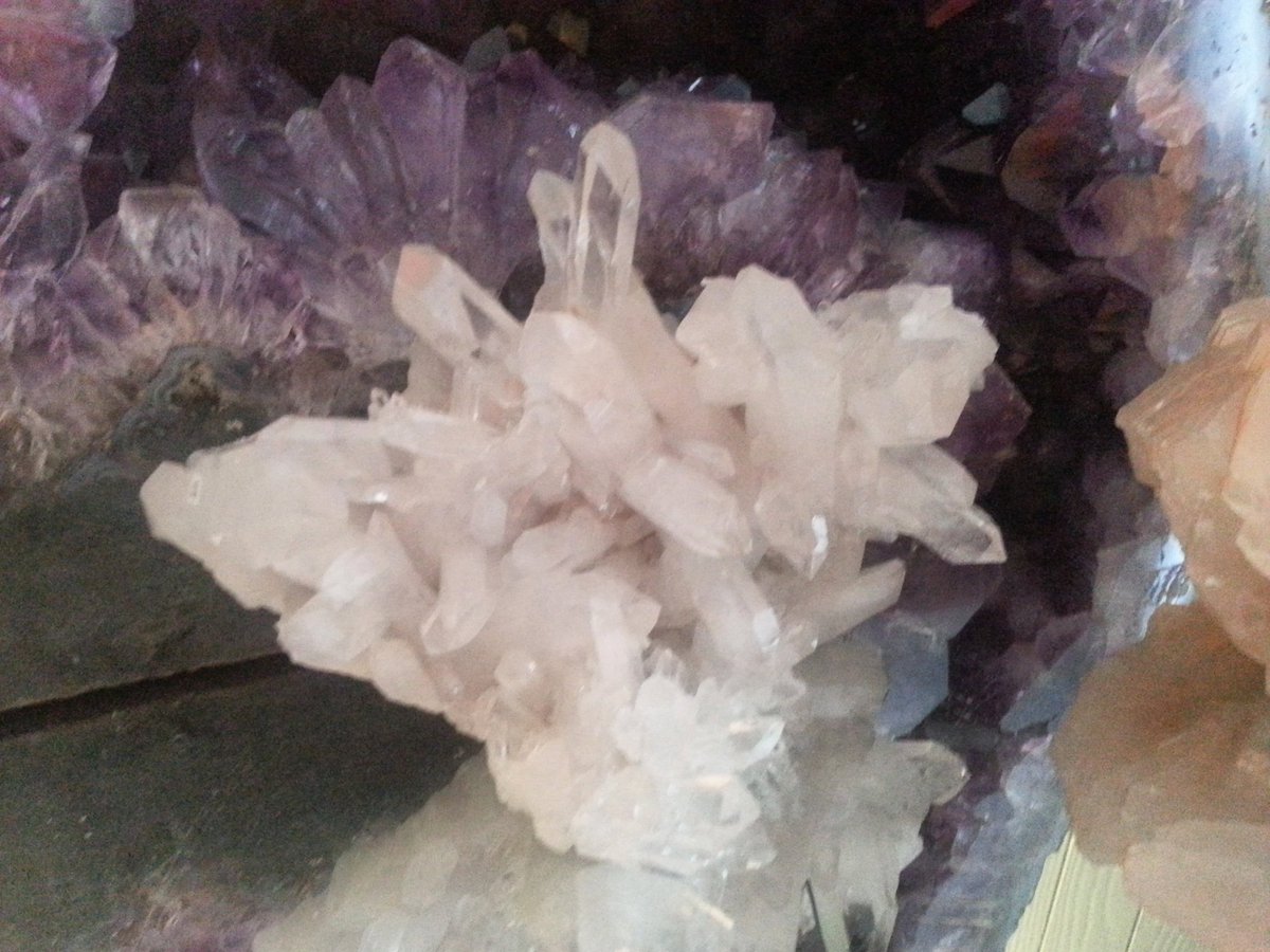 LavishEarth's tweet photo. #Quartz #Amethyst #Geode #rocks #stones #crystallove #CrystalCards #Lavishearth #rocksandminerals #crystalmagic https://t.co/fKiOGQC9j3