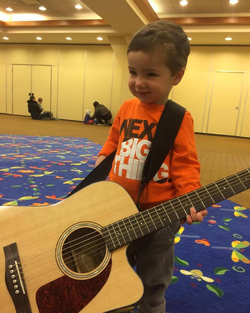 looks like a natural! rock on!
#songsforseeds #scarsdale #futureguitarplayer #westchesterkids #westchestermusic #we…