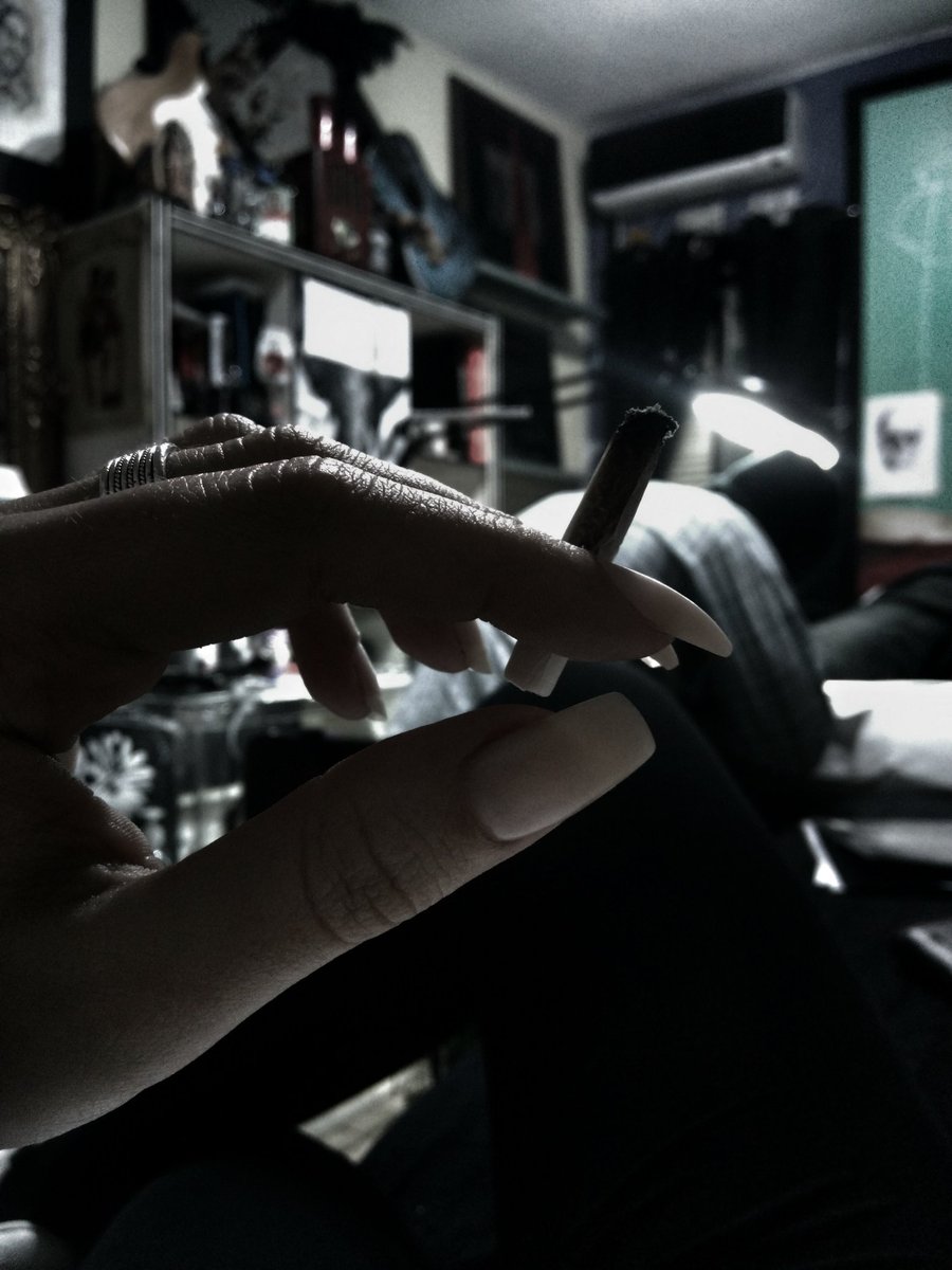 VampGrillz's tweet photo. De tinta y uñas va la tarde https://t.co/T0Qdnutmqr