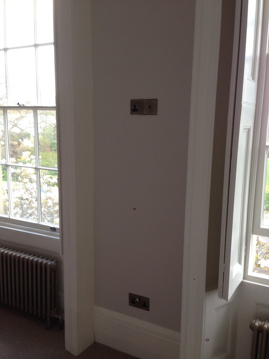 aihometech's tweet image. Nice fit! Bed Sammy on E-Vision box bracket housing @WyreStorm HDBT Rx from remote Sky. #avtweeps #liveinstall