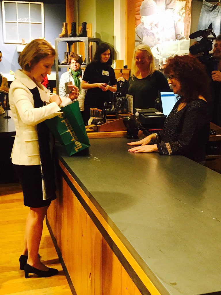 whignewtons's tweet photo. .@CarlyFiorina buying sweaters for #FirstFrank at @Timberland in Stratham. #campaignfashionreport https://t.co/uoxpy0nICl