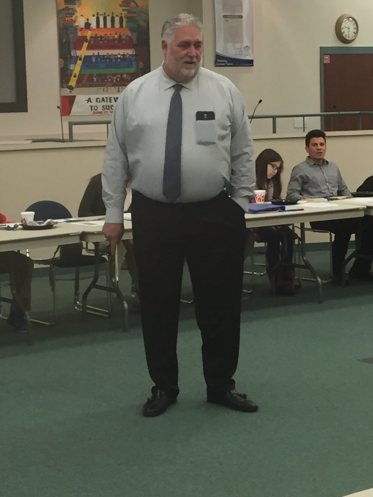 Boone_County's tweet image. Former @Bengals OL Joe Walter addressing the @BCStudentAdv.