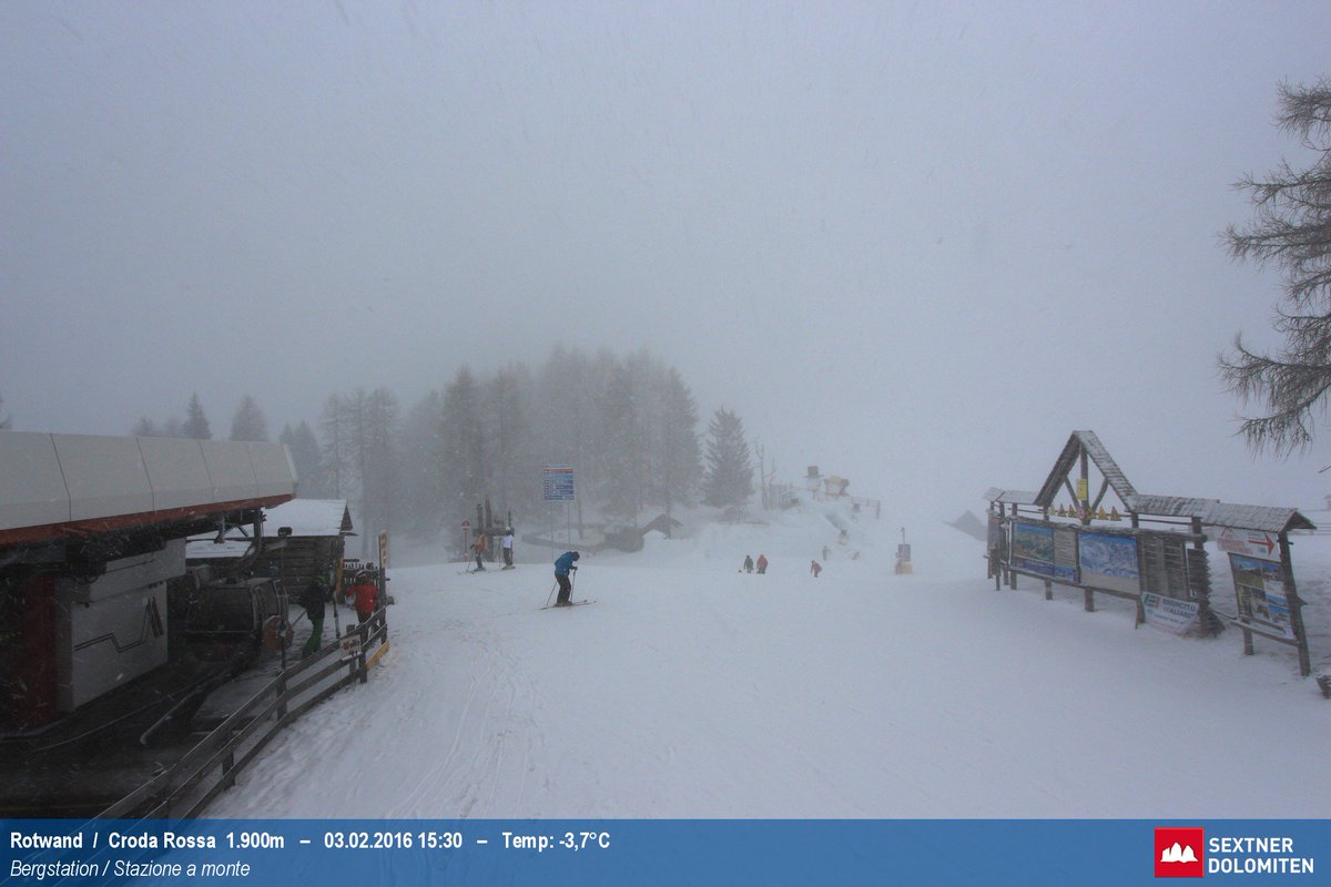 s_dolomiten's tweet photo. It's snowing!!!!!!!! https://t.co/H1Et2uuHwc https://t.co/hJxbP9CV4d