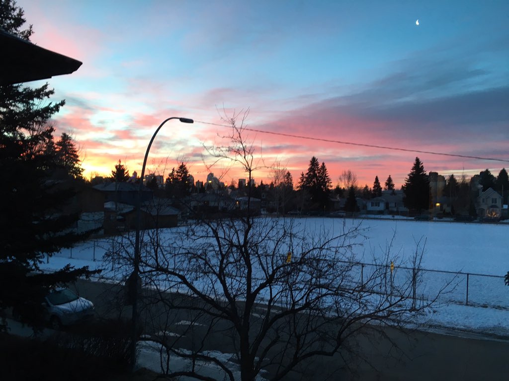 YYCHappyProject's tweet photo. Get out there #Calgary and enjoy this amazing sunrise! #YYCHappyProject https://t.co/TbbsjM5YiP