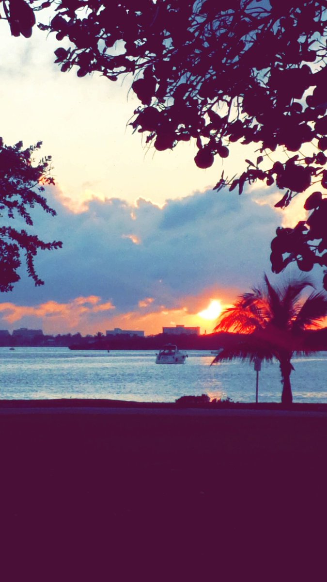 Aramoonstaz's tweet photo. #SmileyTravels #MiamiBeach #sunsetboat https://t.co/QVri8eHOzY