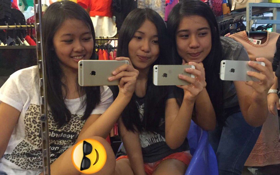 com_windy's tweet image. when you're in the middle it mean something👩‍👩‍👧