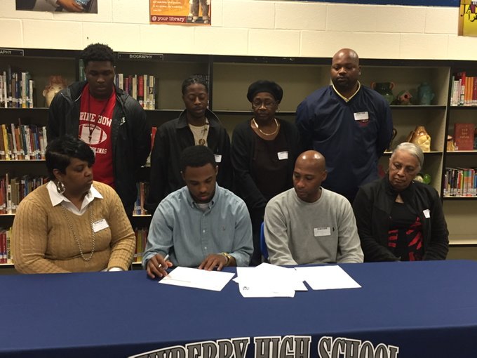 ReggieWLTX's tweet photo. Newberry QB Yafari Werts, a Shrine Bowl selection, signs with GA Southern. #Signingday https://t.co/fspOnsu83H