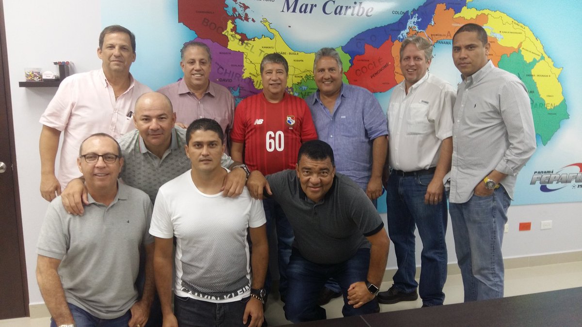 fepafut's tweet photo. Miembros de la Comisión de Selecciones de @fepafut y el cuerpo técnico celebraron el cumpleaños 60 de Bolillo. https://t.co/STdtknqSbH
