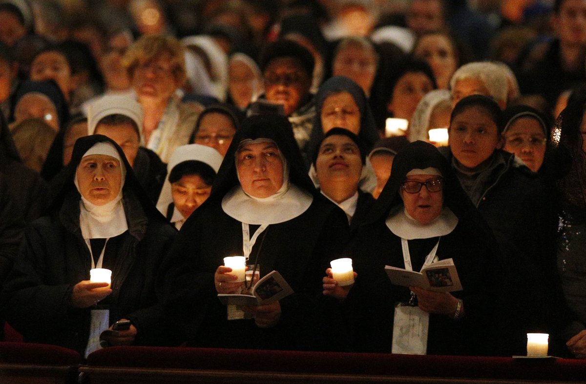 thecatholicsun's tweet photo. Religious in Rome celebrate the end of the #YearofConsecratedLife https://t.co/RGoA6wnPir https://t.co/GtvJD5oBxP