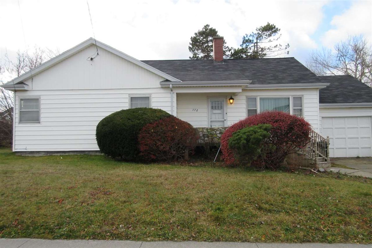 This 3 bdrm bungalow is situated on an 8000 sqft lot located on South St rem.ax/1ZZyIpA #cbrealestate