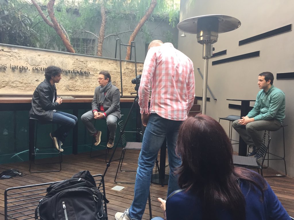 vicentevanyo's tweet photo. Cadena de entrevistas @comunitAD con Carlos Muñoz y Enrique Pernía en Hotel Caro. El talento esta en el aire https://t.co/OusiggPlUD