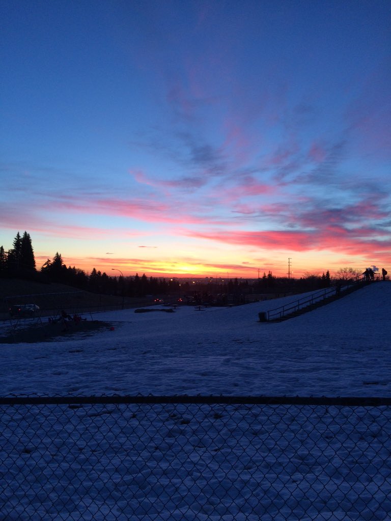 YYCDana's tweet photo. Stopping to enjoy the sunrise this morning @YYCHappyProject #yychappinessproject #yyc https://t.co/ZAiO2royfC