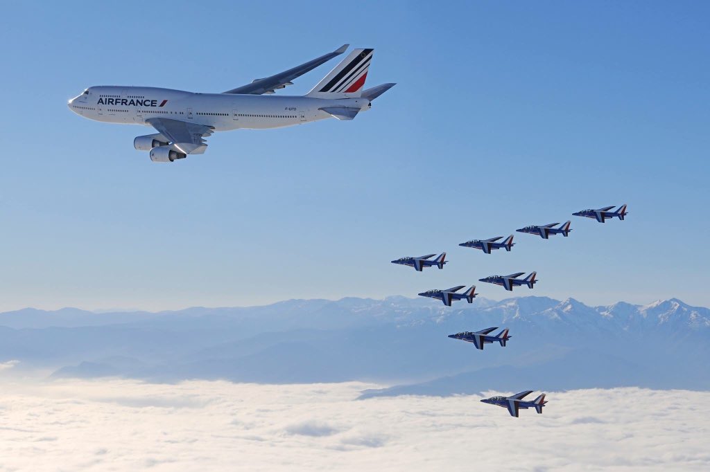 florachsa's tweet photo. Vol du #B747 d'Air France en compagnie de la @PAFofficiel ! #AirFrance #avaddict @AvgeeksFR #747forever https://t.co/HPJnSGgKH6