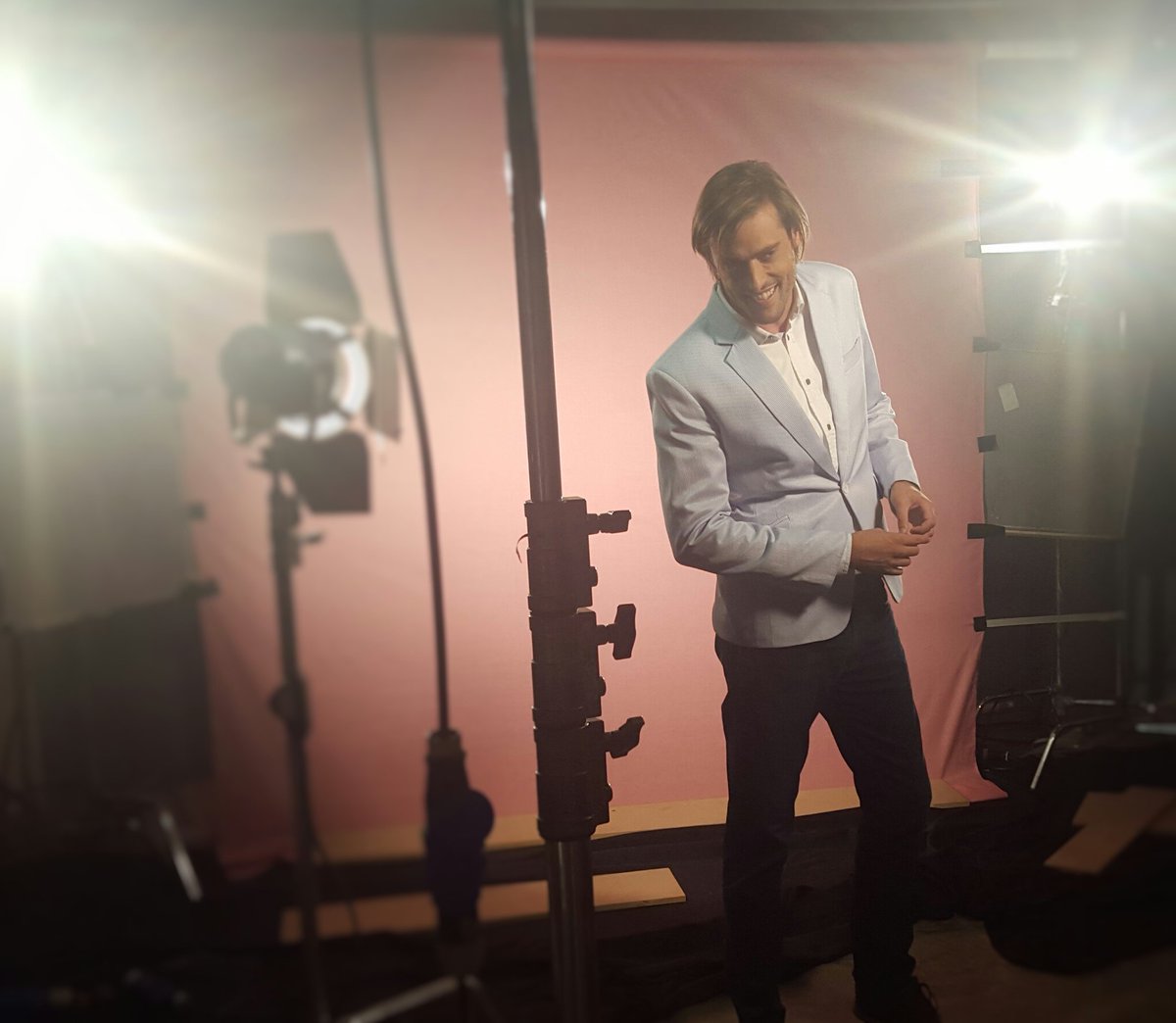 <a href="/AdamMusiek/">Adam Barnard</a> het vandag Seisoene In Die Son se video geskiet! <a href="/BrickwolfC/">BrickWolf Creatives</a> gaan dit baie uniek maak... #binnekort