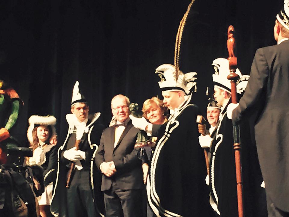 Gisteravond ontving Gerard Berden de worteletruuj uit handen van prins Sjoerd van de <a href="/deWortelepin/">VG 'de Wortelepin'</a>! #trots