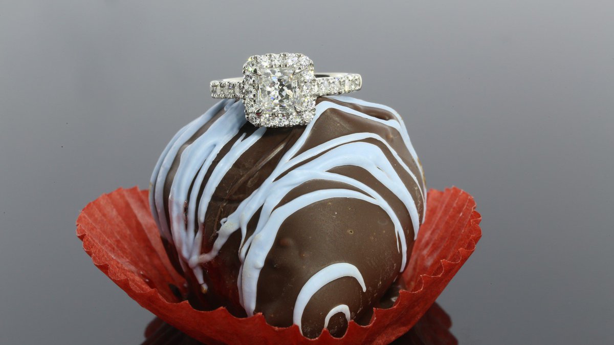 Buchroeders's tweet photo. Nothing goes better with chocolate covered strawberries from @CandyFactoryMO than diamonds #ValentinesDay #giftideas https://t.co/AQNglCTJom