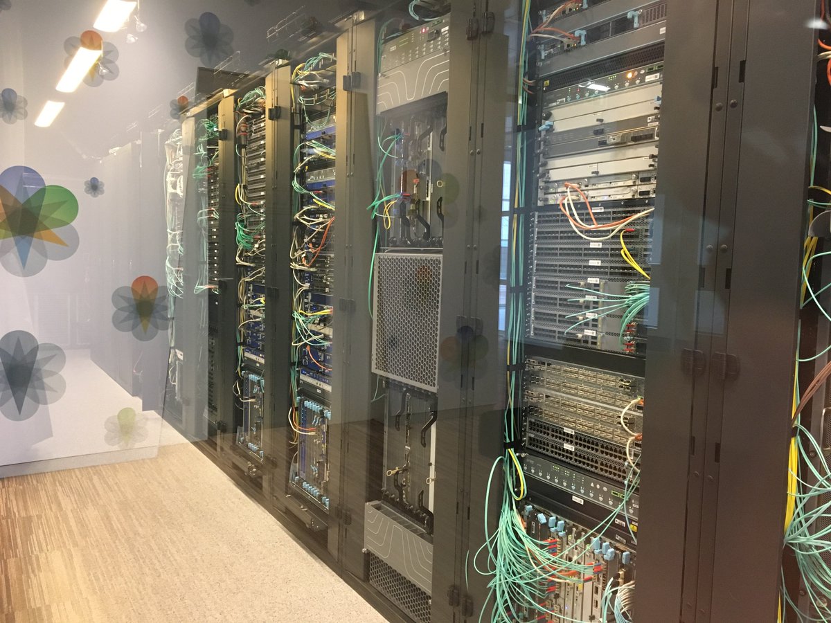 NetworkedAlex's tweet photo. At the @JuniperNetworks "Mothership", hands-on with Contrail Service Orchestrator - looking good :) #SDN #NFV https://t.co/ChUT4WaPyy