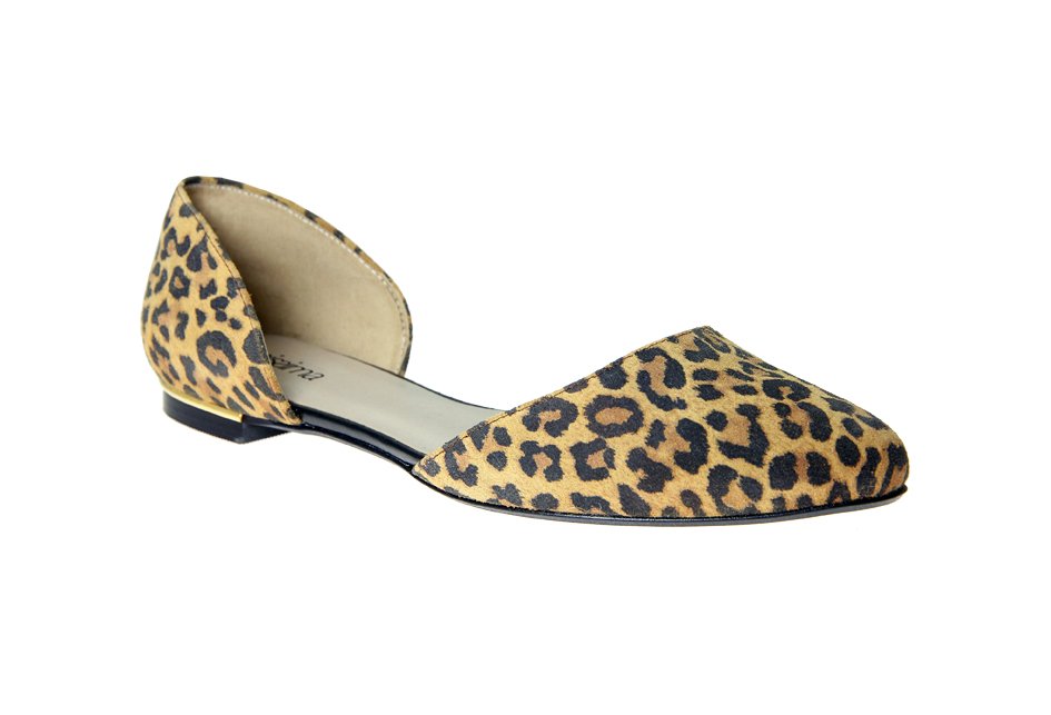 Shoesissima's tweet photo. Jesmond is a delicately feminine suede flat with an almond toe with a gold trim added to the heel. #largeshoes https://t.co/8drStIppQg